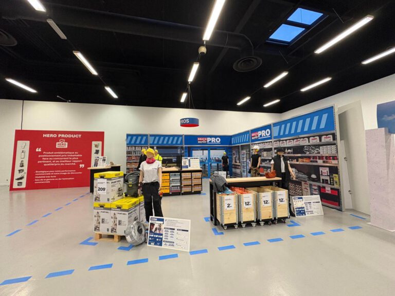 Présentation des services Brico Pro dans un espace scénographié.