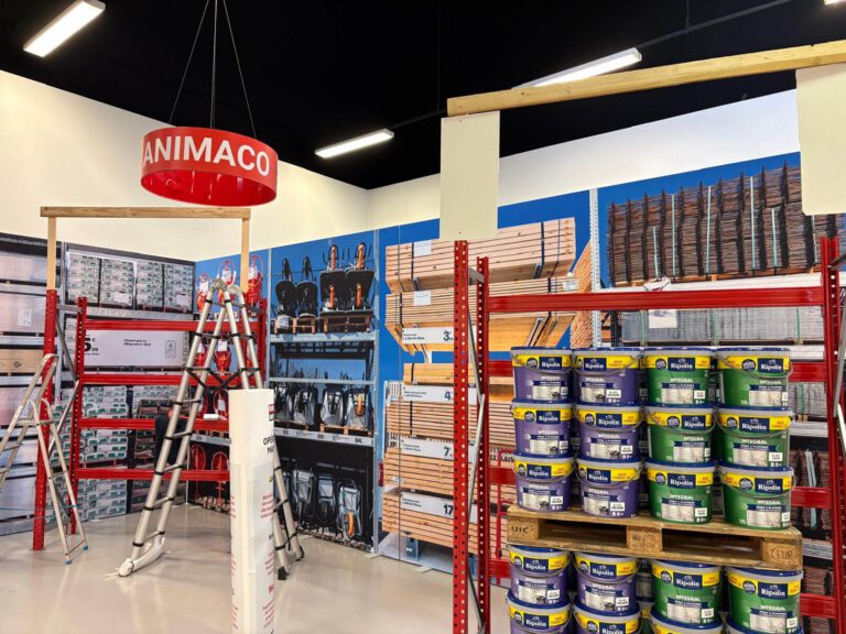 Installation des structures de rayonnage devant les décors imprimés.