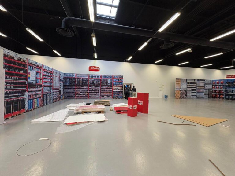 Montage de l'univers Gamme avec décors imprimés et signalétique suspendue.