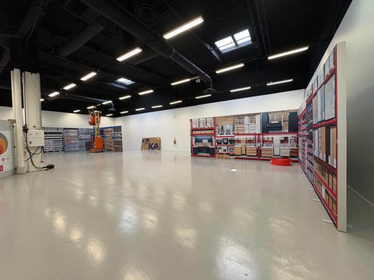 Vue d'ensemble de l'espace événementiel aménagé pour la convention Brico Dépôt.