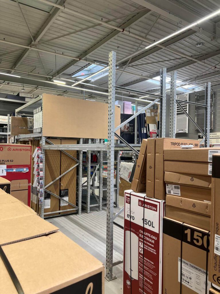 Structure de racks métalliques montée pour l'aménagement d'un rayon chez Castorama Chambray-lès-Tours.