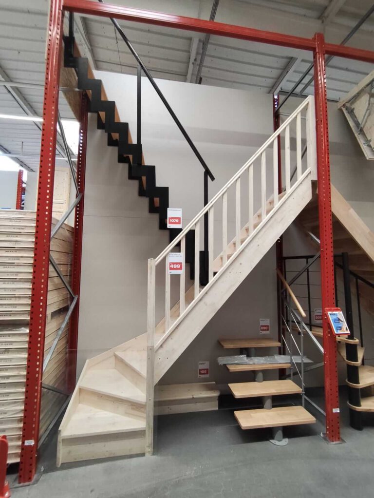 Escalier métal et bois installé dans l'espace exposition menuiserie Brico Dépôt Le Havre