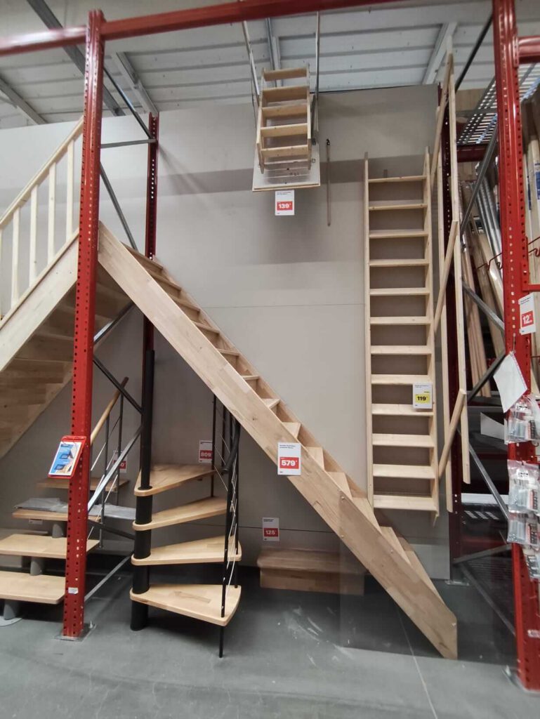Exposition d'escaliers en bois installée dans le rayon menuiserie de Brico Dépôt Le Havre