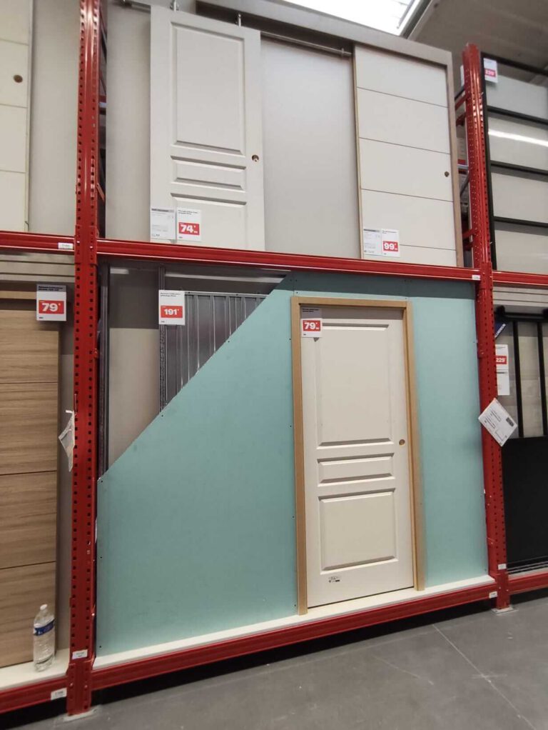 Modèles de portes coulissantes intérieures présentés dans le showroom Brico Dépôt Le Havre