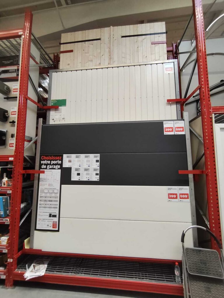 Présentation des modèles de portes de garage dans le showroom Brico Dépôt Le Havre