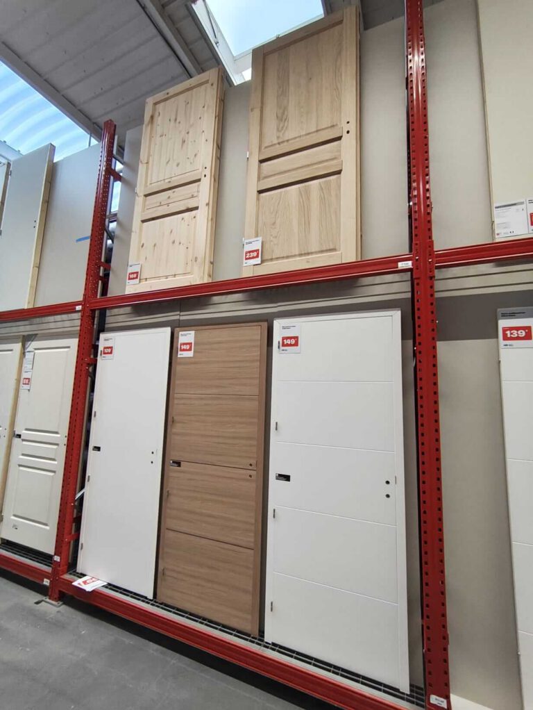 Gamme de portes intérieures exposée dans le rayon menuiserie Brico Dépôt Le Havre