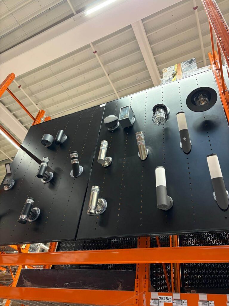Sélection d’appliques murales extérieures de différents styles exposées sur panneau.