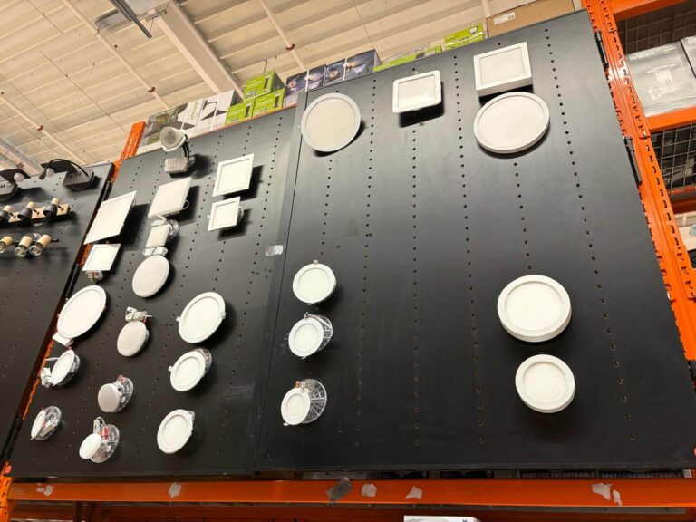 Présentation de dalles LED carrées, rondes et spots encastrables sur panneau noir.