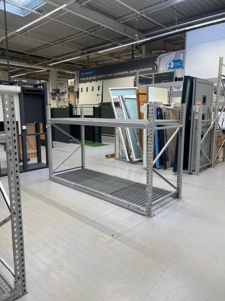 Plateforme métallique montée sur racks dans l'espace outillage du magasin Castorama Chambray-lès-Tours.