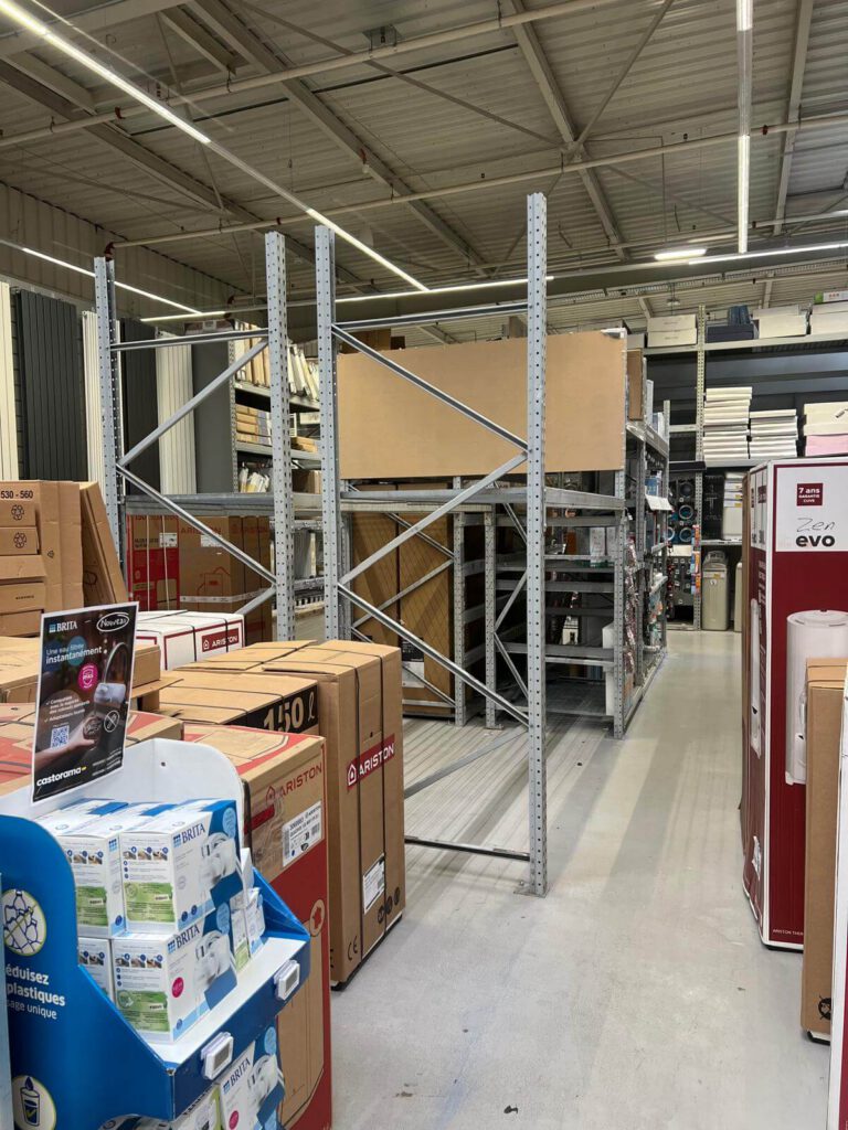 Plateforme métallique réalisée sur racks pour l'exposition de produits dans le rayon outillage.