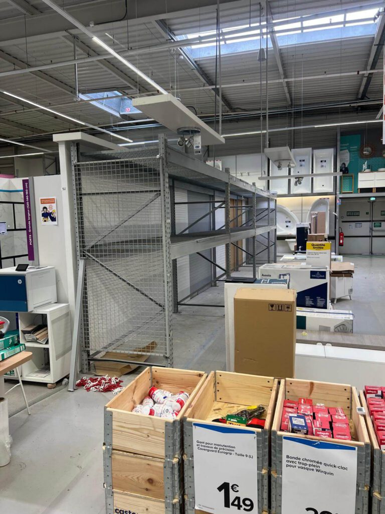 Vue d'ensemble des racks métalliques installés pour l'aménagement du magasin Castorama Chambray-lès-Tours.