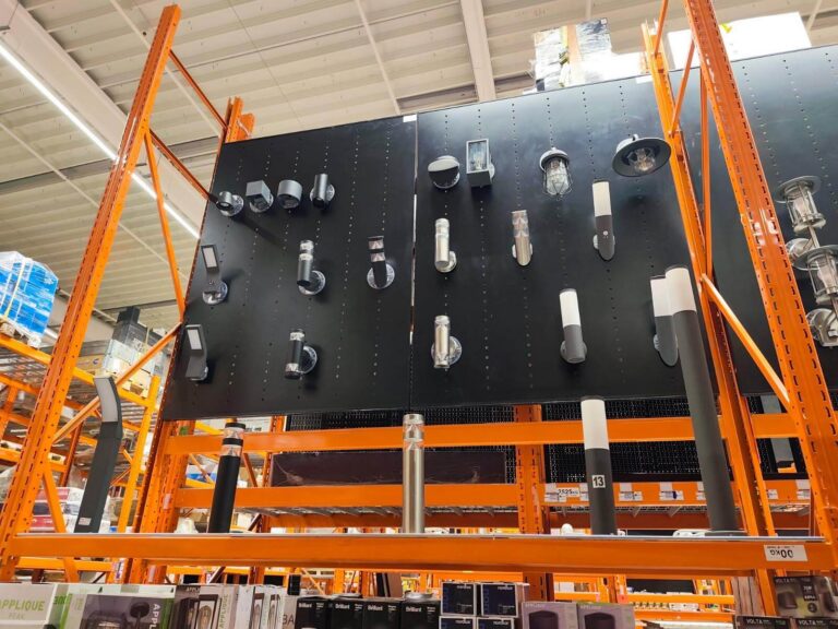 Vue d’ensemble d’un espace présentant bornes et appliques d’éclairage extérieur.