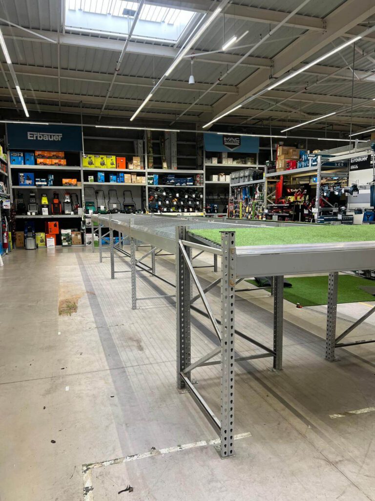 Rack métallique sur mesure installé dans l'espace menuiserie de Castorama Chambray-lès-Tours.