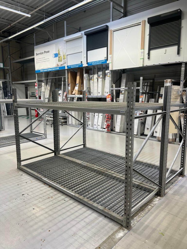 Rack métallique sur mesure installé dans l'espace menuiserie de Castorama Chambray-lès-Tours.