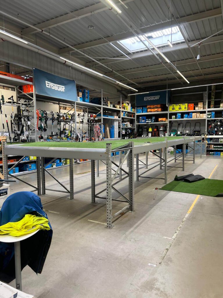 Rack métallique installé dans le rayon quincaillerie du magasin Castorama Chambray-lès-Tours.