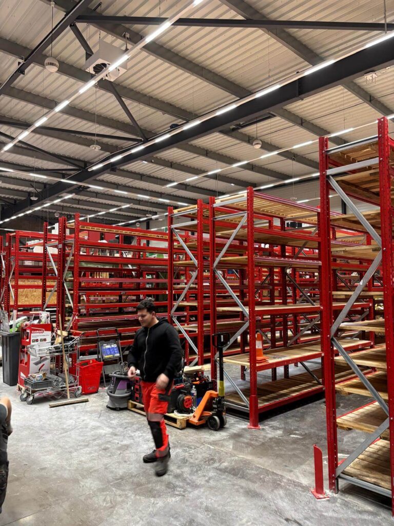 Vue générale de plusieurs rangées de rayonnages rouges pendant le remodeling du magasin
