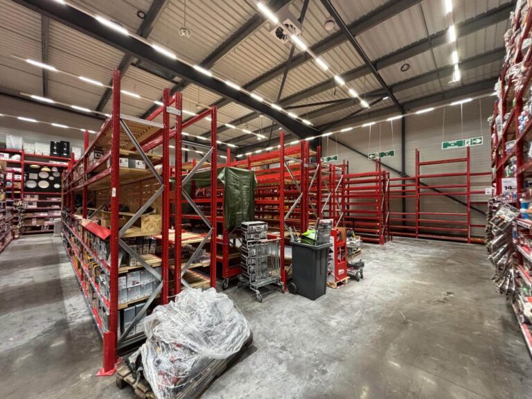 Vue d’ensemble d’une zone du magasin en cours de remontage et de réorganisation