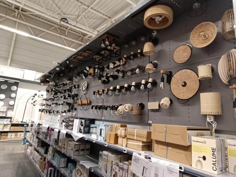 Présentation murale des appliques et luminaires décoratifs remontés selon le planogramme