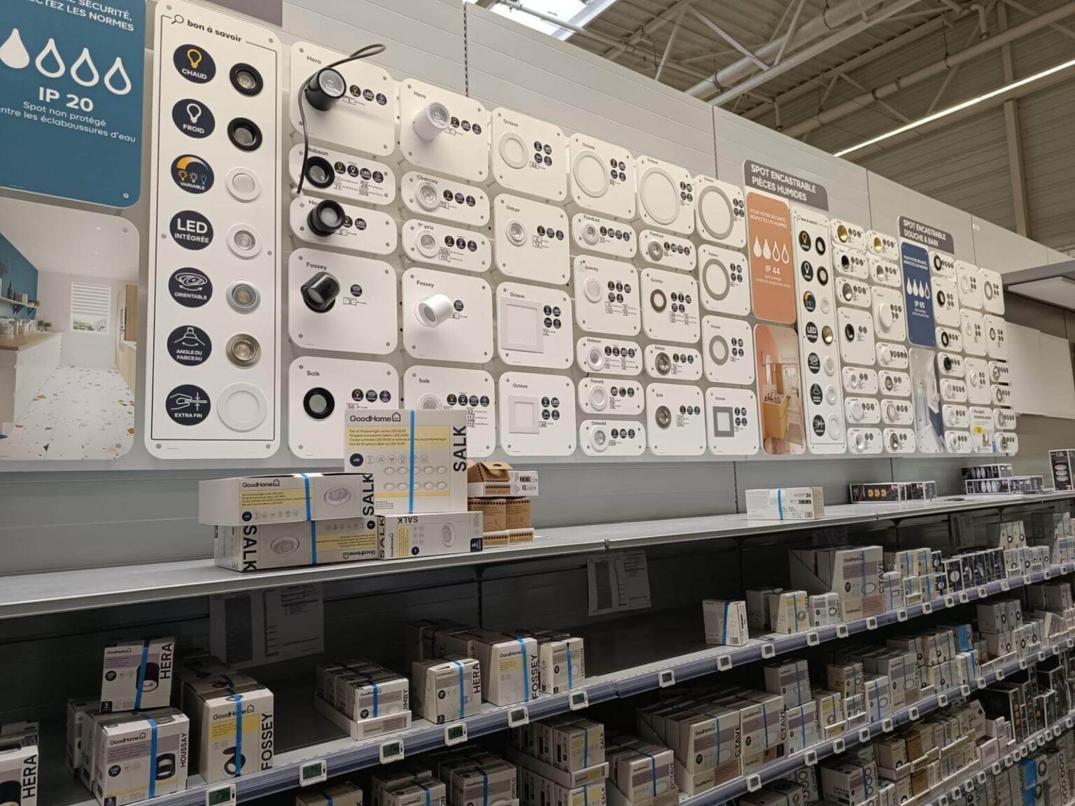 Présentoir de spots encastrables réorganisé selon les planogrammes Castorama
