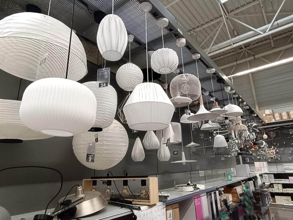 Présentation de suspensions décoratives blanches installées selon le nouveau planogramme Castorama