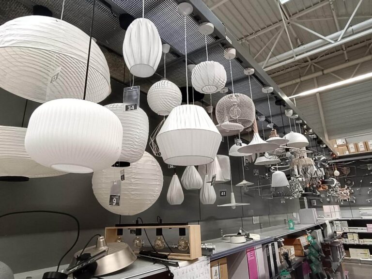Présentation de suspensions décoratives blanches installées selon le nouveau planogramme Castorama