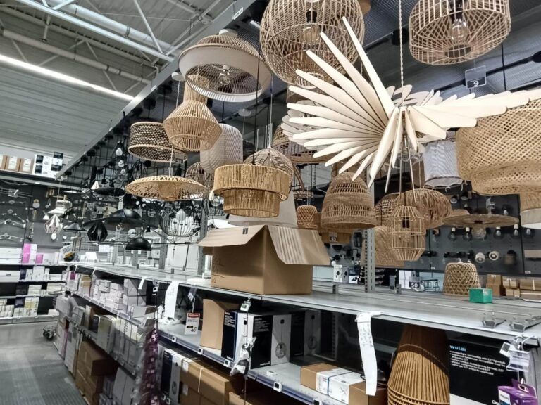 Exposition de suspensions décoratives en fibres naturelles dans le rayon luminaires