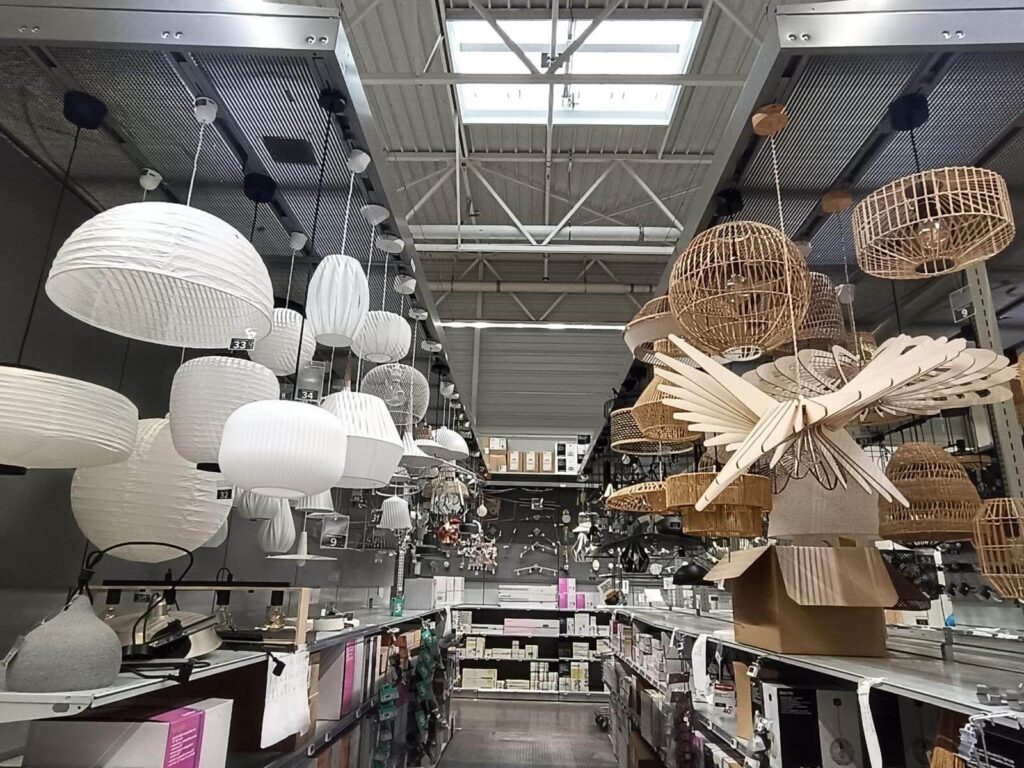 Vue générale du rayon luminaires après la revue de gamme et le remontage des expositions