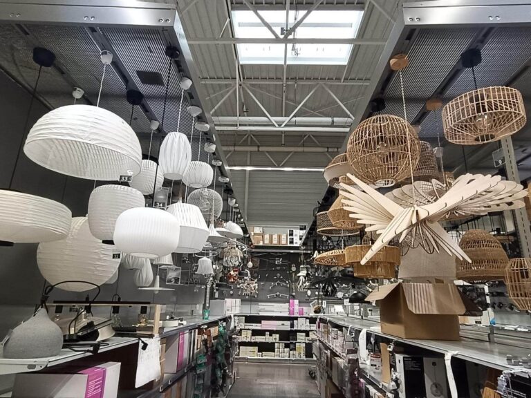 Vue générale du rayon luminaires après la revue de gamme et le remontage des expositions