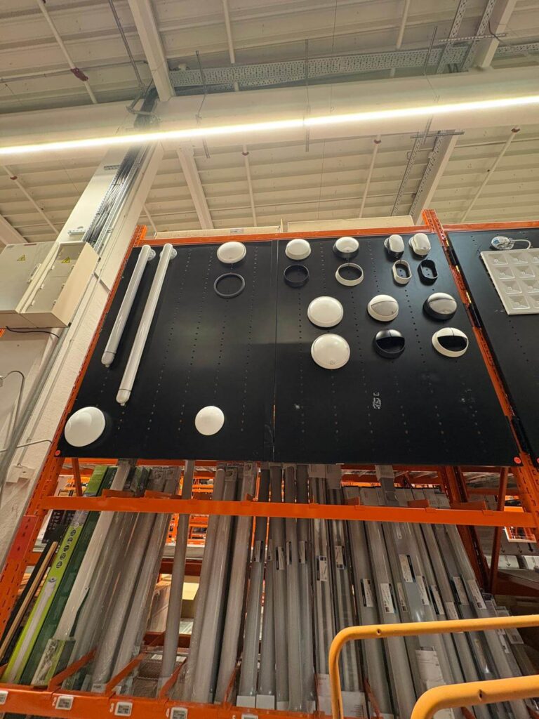 Vue d’ensemble d’un panneau regroupant hublots, réglettes et luminaires muraux.
