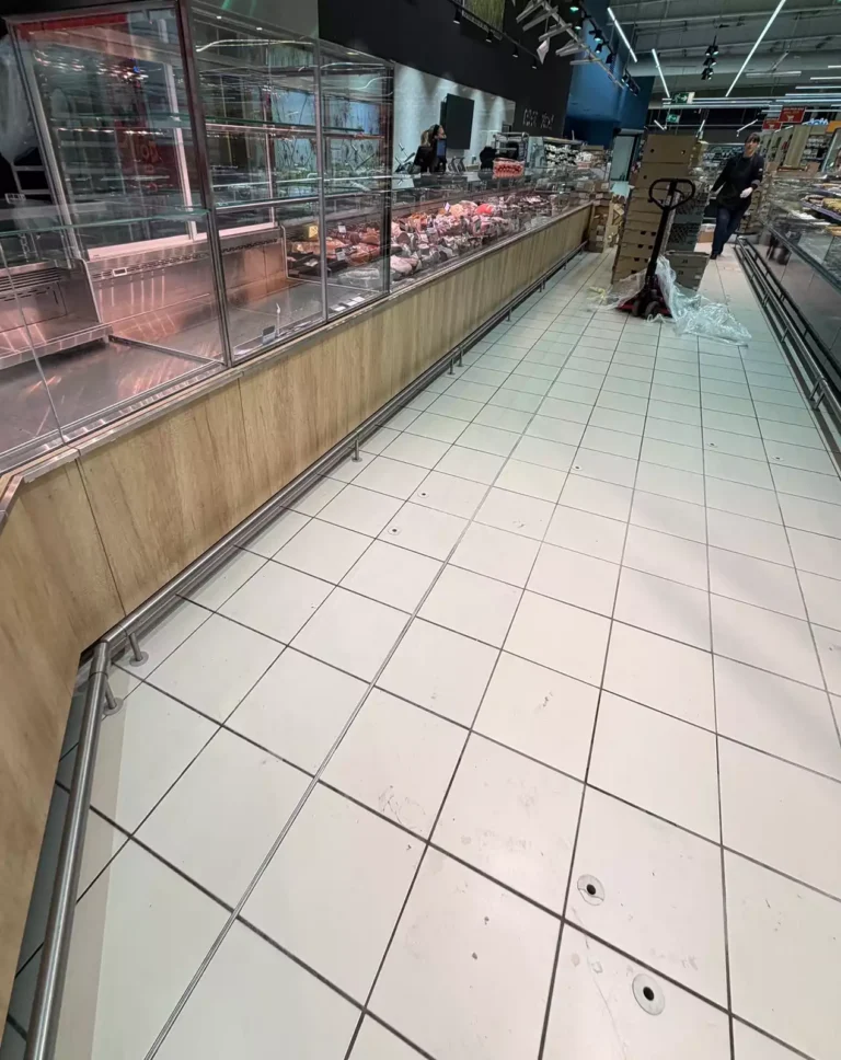 Pose de protections en inox – Super U Noyal-Châtillon — photo 2