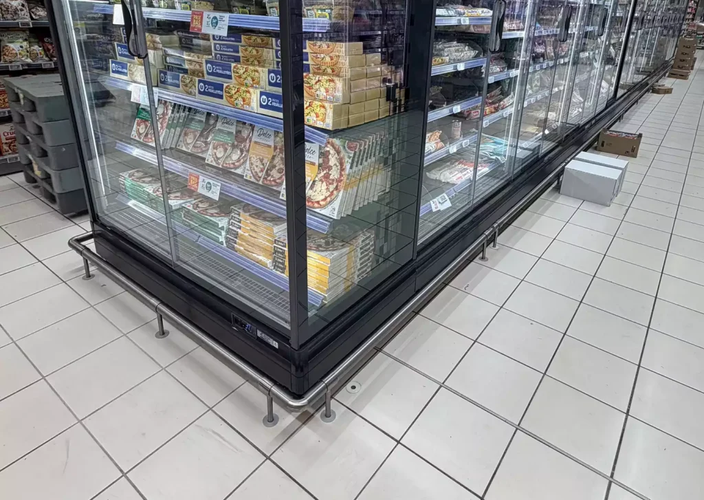 Pose de protections en inox – Super U Noyal-Châtillon — photo 1